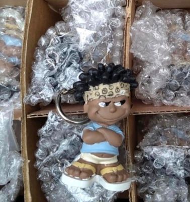 un porte-clés orné d'un personnage de dessin animé, présenté dans une boîte