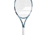 La raquette de tennis est ornée d'un motif bleu et blanc.