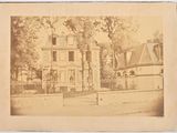 photo d'une photographie aux tons sépia représentant une maison devant laquelle se trouve une clôture