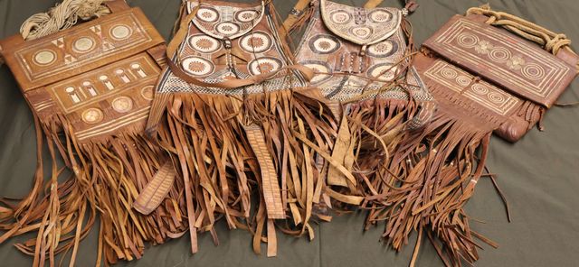 Lot de quatre sacoches touaregs en cuir 
