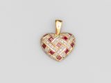un pendentif en forme de cœur, orné de diamants et de rubis