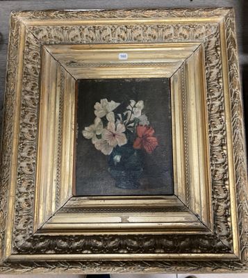 tableau représentant un vase de fleurs dans un cadre doré, posé sur une étagère