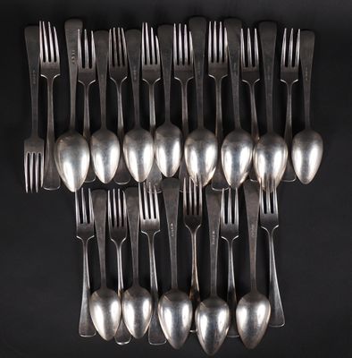 Treize cuillères et quinze fourchettes en argent.