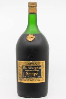 une image représentant une bouteille de vin posée sur une surface blanche