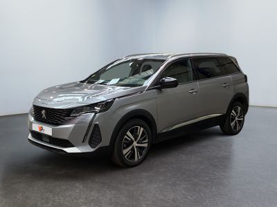Le SUV gris est garé dans une pièce blanche au sol noir