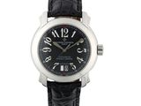 une photo d'une montre-bracelet avec un cadran noir et un bracelet en cuir noir