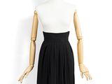 un mannequin portant une robe noire composée d'un haut blanc et d'une jupe noire