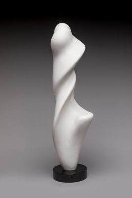 sculpture représentant une sculpture blanche posée sur un socle noir