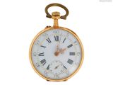 une montre de poche en or avec des chiffres romains sur le cadran