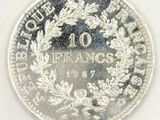 gros plan d'une pièce de monnaie sur une surface blanche