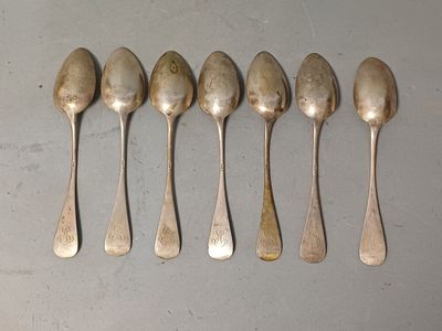 six cuillères sont alignées sur une table