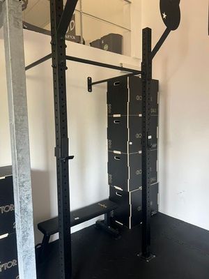 une photo d'une salle de sport avec un support à haltères