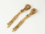 une paire de boucles d'oreilles plaquées or