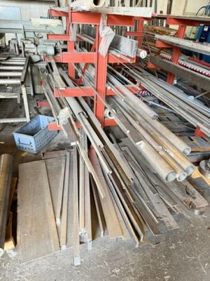 une machine qui travaille sur une pièce de bois