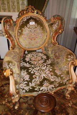 une chaise qui se trouve au milieu d'une pièce