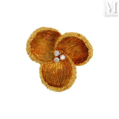 une image représentant une broche en or ornée d'un diamant au centre