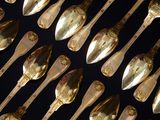 un grand nombre de cuillères posées sur une table