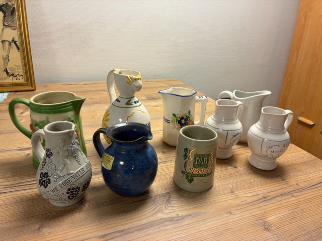Lot de 8 brocs et une chope en faïence et barbotine