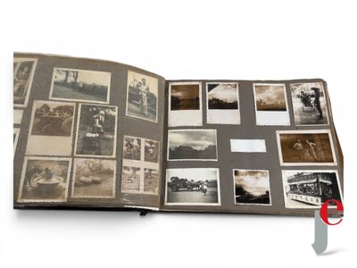un livre ouvert sur lequel sont posées plusieurs vieilles photos