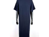 Le mannequin porte une robe bleue et des bottes noires.
