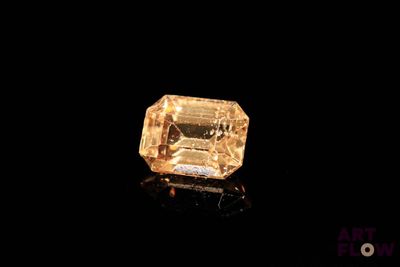 un diamant jaune est représenté sur une surface noire