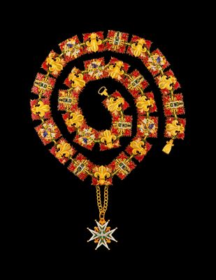 un gros plan d'un collier orné d'une étoile