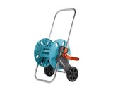 un chariot à tuyau bleu sur lequel est fixé un tuyau