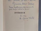 un livre ouvert avec une écriture dessus, posé sur une table