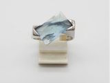 un gros plan d'une bague sertie d'une topaze bleue