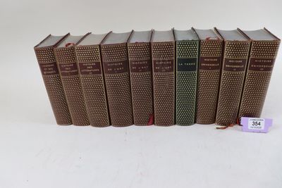 six livres sont alignés sur une surface blanche