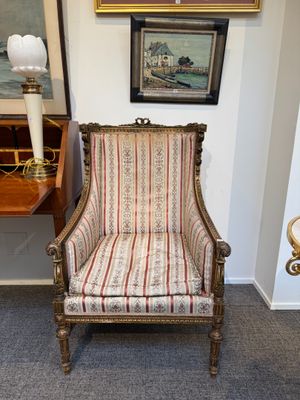 Paire de bergères à oreilles en bois doré sculpté à décor de…