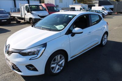 la photo d'une voiture blanche garée dans un parking