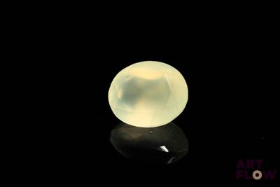un gros plan d'une boule blanche sur une surface noire