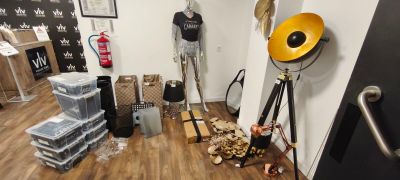 une photo d'une pièce où il y a plein d'objets par terre
