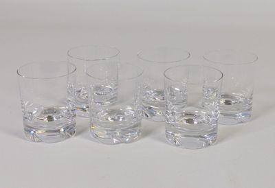 quatre verres d'eau posés sur une table