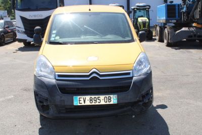 une petite camionnette jaune garée dans un parking