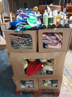 un chariot en carton chargé de nombreux articles dans un entrepôt