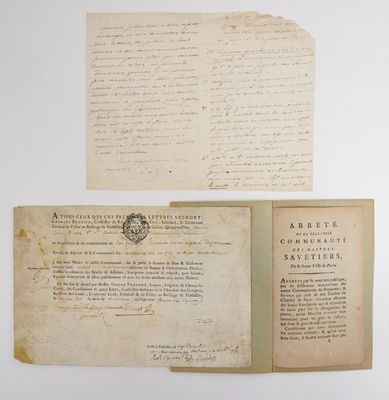 un vieux document sur lequel est posé un morceau de papier