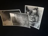 trois vieilles photos en noir et blanc d'une femme en train de fumer une cigarette