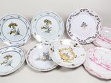 de nombreuses assiettes ornées de motifs variés