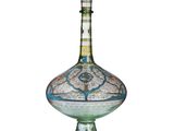 un vase en verre posé sur une surface blanche