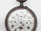 gros plan d'une montre de poche sur une surface blanche