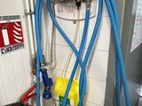 un tuyau bleu fixé au mur d'une salle de bains