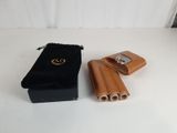 une petite mallette et un briquet posés sur une table blanche