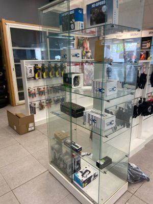 une vitrine en verre au milieu d'un magasin