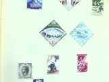 une photo d'un réfrigérateur recouvert de nombreux timbres
