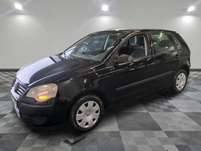 la photo d'une voiture noire garée dans un garage