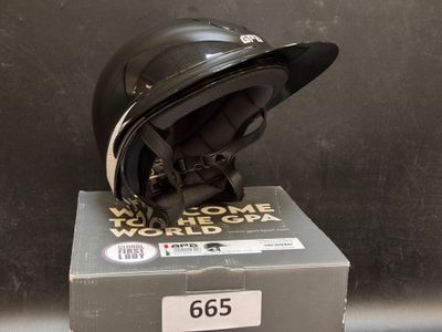 un casque posé sur une boîte, elle-même posée sur une table