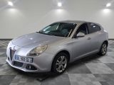 la voiture argentée est garée sur un sol en damier dans le garage