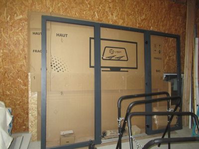 une photo d'une salle de bains avec des toilettes